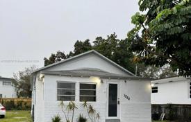4 odalılar şehir içinde müstakil ev 100 m² Miami'de, Amerika Birleşik Devletleri. $480,000