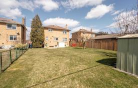 9 odalılar şehir içinde müstakil ev North York'da, Kanada. C$1,296,000