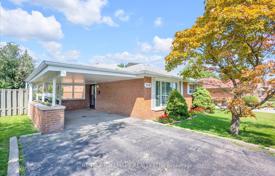 7 odalılar şehir içinde müstakil ev Etobicoke'de, Kanada. C$1,410,000