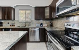 3 odalılar şehir içinde müstakil ev 208 m² Miami'de, Amerika Birleşik Devletleri. $1,250,000