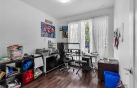 4 odalılar şehir içinde müstakil ev 190 m² Miami'de, Amerika Birleşik Devletleri. $715,000