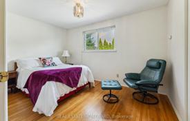 11 odalılar şehir içinde müstakil ev North York'da, Kanada. C$1,274,000