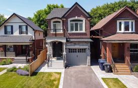 4 odalılar şehir içinde müstakil ev Etobicoke'de, Kanada. C$1,938,000