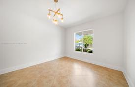 5 odalılar şehir içinde müstakil ev 384 m² Miami'de, Amerika Birleşik Devletleri. $1,180,000