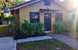 4 odalılar şehir içinde müstakil ev 107 m² Miami'de, Amerika Birleşik Devletleri. $700,000
