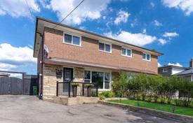 4 odalılar konak North York'da, Kanada. C$1,009,000