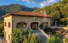 8 odalılar villa 370 m² Camaiore'de, İtalya. 1,500,000 €