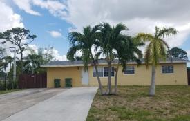 Şehir içinde müstakil ev – West Palm Beach, Florida, Amerika Birleşik Devletleri. $779,000