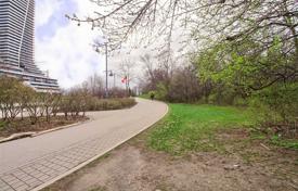 5 odalılar daire Lake Shore Boulevard West'da, Kanada. C$936,000