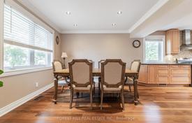 13 odalılar şehir içinde müstakil ev North York'da, Kanada. C$2,669,000