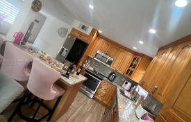 5 odalılar şehir içinde müstakil ev 240 m² Miami'de, Amerika Birleşik Devletleri. $725,000