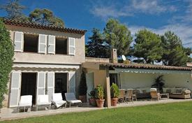 3 odalılar villa Villeneuve-Loubet'da, Fransa. Price on request