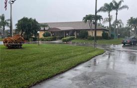 Şehir içinde müstakil ev – West Palm Beach, Florida, Amerika Birleşik Devletleri. $365,000