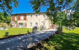 9 odalılar villa Lucca'da, İtalya. 1,550,000 €