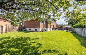 11 odalılar şehir içinde müstakil ev North York'da, Kanada. C$1,667,000