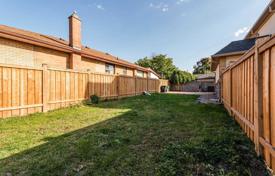 11 odalılar şehir içinde müstakil ev North York'da, Kanada. C$2,255,000