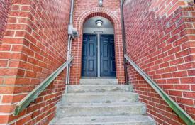 7 odalılar daire Dufferin Street'da, Kanada. C$1,336,000