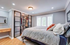 10 odalılar şehir içinde müstakil ev North York'da, Kanada. C$1,553,000