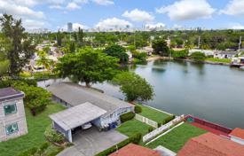 Şehir içinde müstakil ev – Hallandale Beach, Florida, Amerika Birleşik Devletleri. $775,000