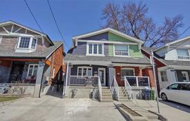 4 odalılar konak East York'da, Kanada. C$1,550,000