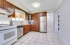 8 odalılar şehir içinde müstakil ev Etobicoke'de, Kanada. C$1,504,000