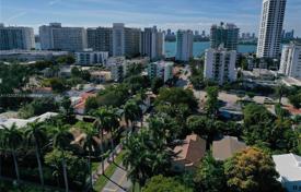Şehir içinde müstakil ev – Miami sahili, Florida, Amerika Birleşik Devletleri. $2,500,000