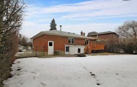 9 odalılar şehir içinde müstakil ev North York'da, Kanada. C$1,432,000