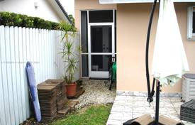 4 odalılar şehir içinde müstakil ev 197 m² Miami'de, Amerika Birleşik Devletleri. $679,000