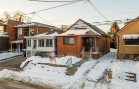 10 odalılar şehir içinde müstakil ev York'da, Kanada. C$1,633,000