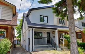 4 odalılar konak East York'da, Kanada. C$1,407,000