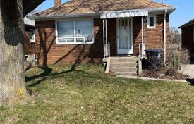 6 odalılar şehir içinde müstakil ev York'da, Kanada. C$1,161,000