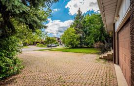 11 odalılar şehir içinde müstakil ev North York'da, Kanada. C$2,555,000
