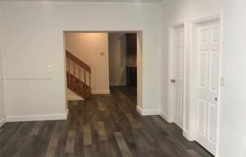 5 odalılar şehir içinde müstakil ev 285 m² Miami'de, Amerika Birleşik Devletleri. $1,250,000