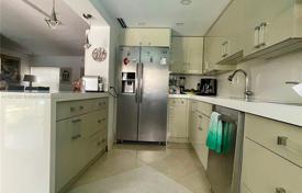 3 odalılar şehir içinde müstakil ev 128 m² Miami'de, Amerika Birleşik Devletleri. $825,000