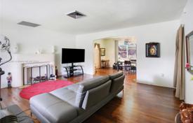 3 odalılar şehir içinde müstakil ev 168 m² Miami'de, Amerika Birleşik Devletleri. $1,777,000