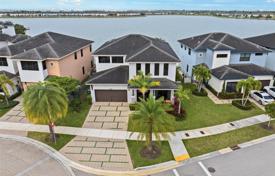 Şehir içinde müstakil ev – Miami Lakes, Miami, Florida,  Amerika Birleşik Devletleri. $1,085,000