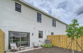 4 odalılar şehir içinde müstakil ev 147 m² Miami'de, Amerika Birleşik Devletleri. $467,000