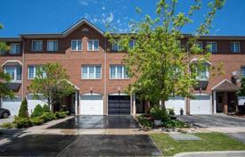 4 odalılar konak East York'da, Kanada. C$1,034,000