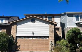 4 odalılar şehir içinde müstakil ev Scarborough'da, Kanada. C$1,169,000