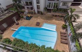 3 odalılar kondominyumda daireler Khlong Toei'de, Tayland. $4,000 haftalık