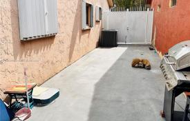 3 odalılar şehir içinde müstakil ev 143 m² Miami'de, Amerika Birleşik Devletleri. $530,000