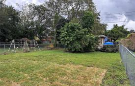 4 odalılar şehir içinde müstakil ev 161 m² Miami'de, Amerika Birleşik Devletleri. $560,000