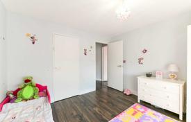 6 odalılar daire Etobicoke'de, Kanada. C$892,000