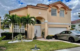 4 odalılar şehir içinde müstakil ev 255 m² Pembroke Pines'da, Amerika Birleşik Devletleri. $890,000