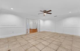 4 odalılar şehir içinde müstakil ev 285 m² Miami'de, Amerika Birleşik Devletleri. $2,500,000