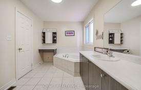8 odalılar şehir içinde müstakil ev North York'da, Kanada. C$1,569,000