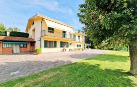 4 odalılar villa 380 m² Lucca'da, İtalya. 1,100,000 €