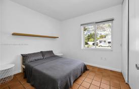 4 odalılar şehir içinde müstakil ev 193 m² Miami'de, Amerika Birleşik Devletleri. $985,000