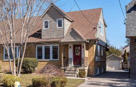 3 odalılar konak Etobicoke'de, Kanada. C$1,474,000