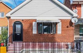 8 odalılar şehir içinde müstakil ev York'da, Kanada. C$1,254,000